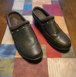 Easy Street Comfort Wave Clogs